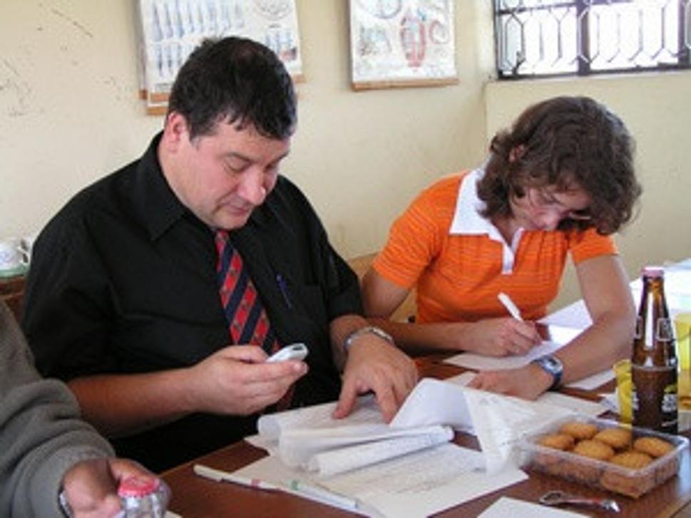 Prof. Vladimír Krčméry a MUDr. Zuzana Kniezová počas bakalárskych štátnic v Nairobi