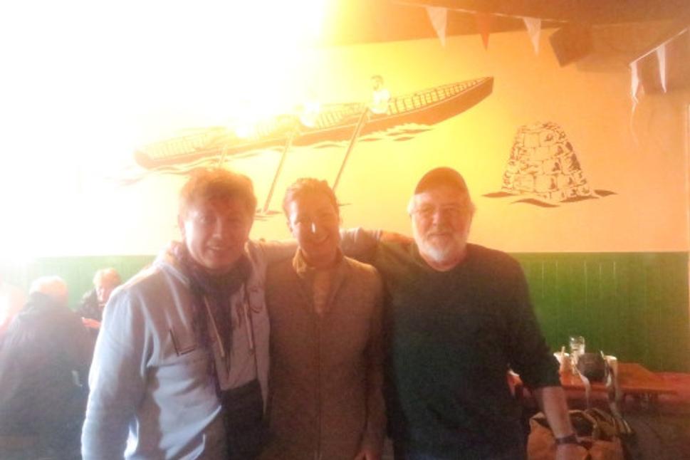 V prístave Kilronan v Joe Watty's Bar sme sa spriatelili s Američanom.