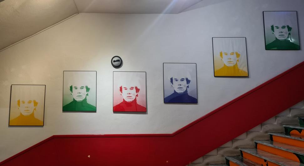 Andy Warhol zachytený v dúhe. Schody vedúce do priestorov, kde sa ukrývajú jeho obrazy a životné predmety.