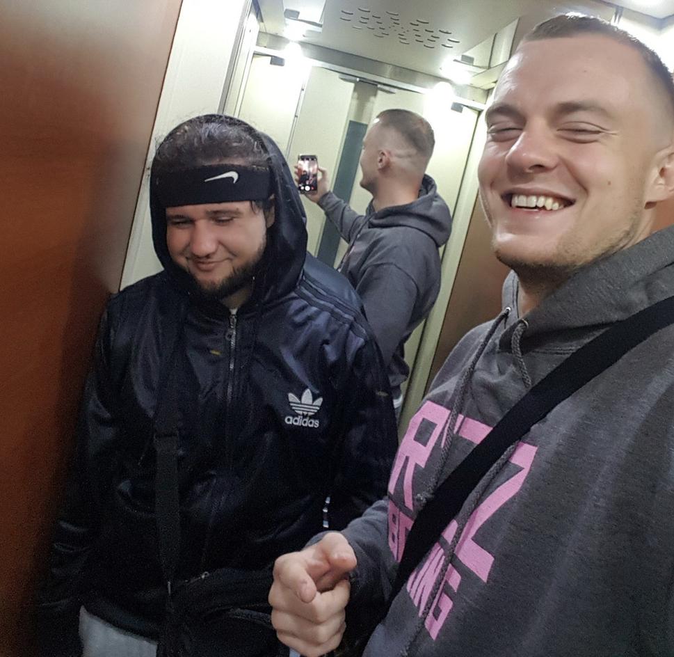 S mojím kamarátom Heňom. Heňo chcem aby si vedel že ťa mám naozaj rád a že si mi ako brat.
