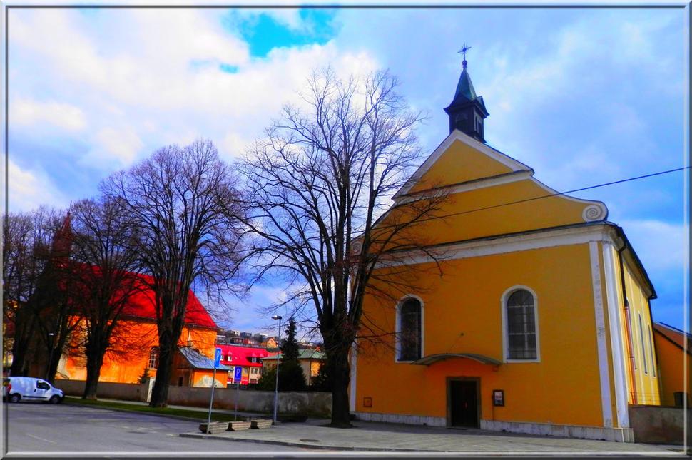 Vľavo chátrajúci, vpravo udržiavaný evanjelický kostol. V udržiavanom prebiehali bohoslužby a nechcel som vyrušovať fotením jednoduchého interiéru