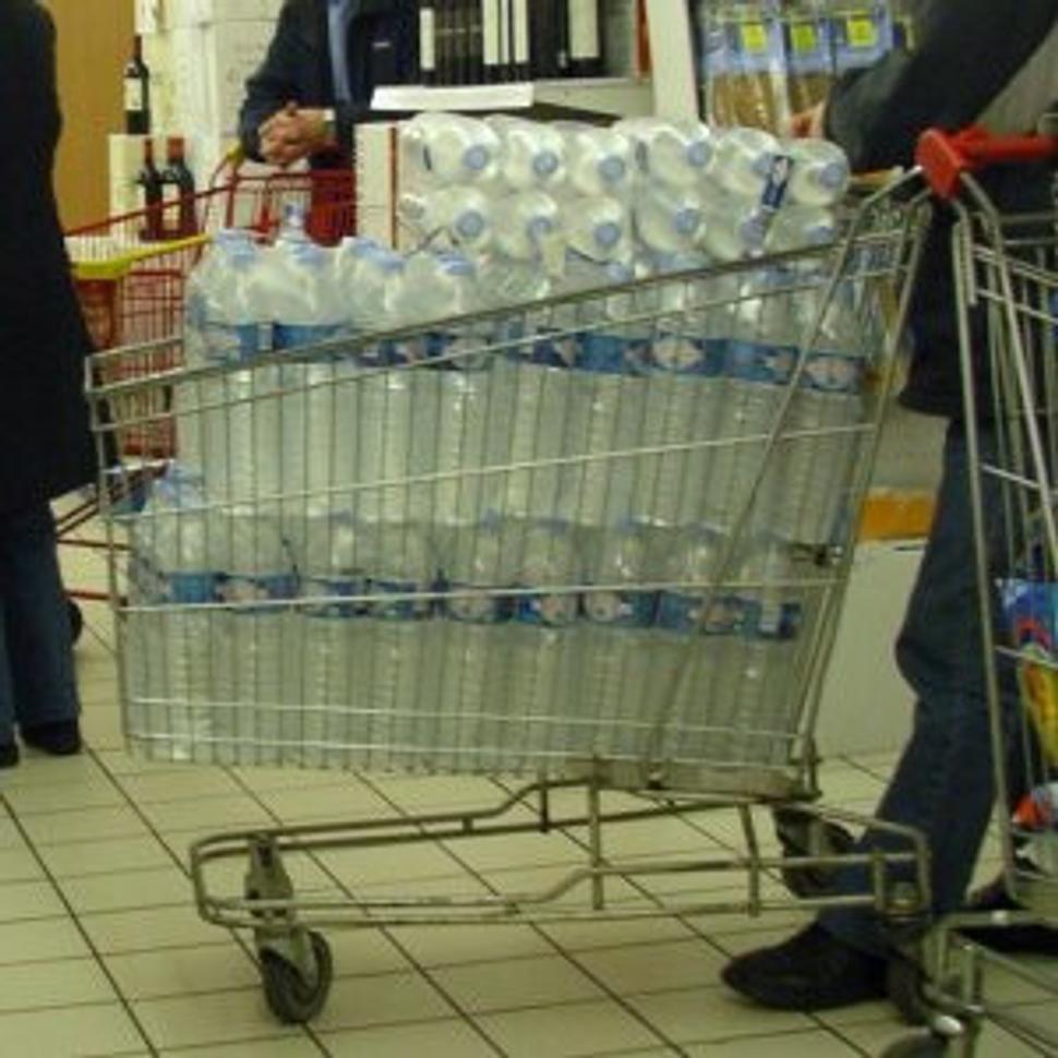 Veľmi bežný zjav v prvom zahraničnom supermarkete v alsaskom Lauterbourgu. V sobotu a v dni, kedy je sviatok vo Francúzsku, no v Nemecku nie, bývajú parkoviská plné áut s nemeckými značkami a takto naplnenými vozíkmi.