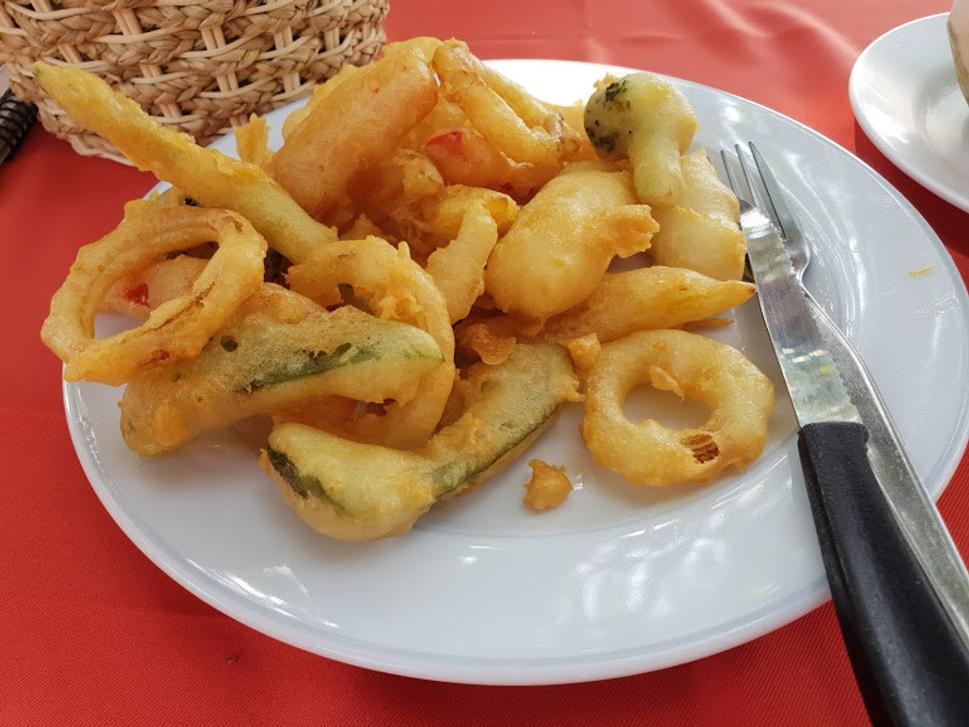 Tempura - vyprážaná zelenina i ananás v ryžovom cestíčku pripravenom s minerálkou. Pre mňa top pochúťka na tomto ostrove.