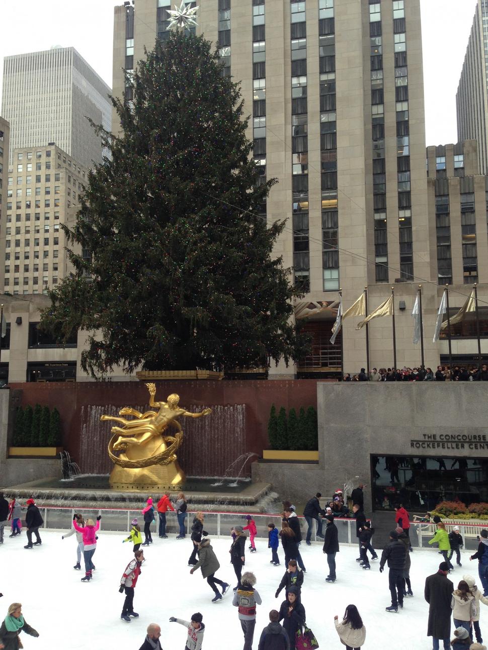 Klzisko s veľkým Vianočným stromčekom na Rockefeller Plaza. Korčuľovanie stojí 60 $ na hodinu