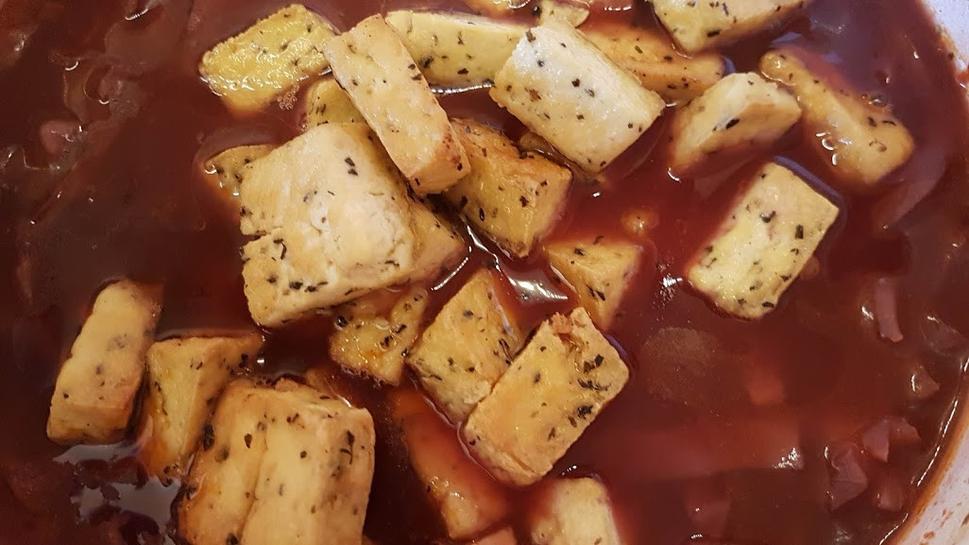 Polievka z čerstvej červenej kapusty s paradajkovým pretlakom a bylinkovým tofu. K nej sa podávali čapáty, indické chlebové placky.