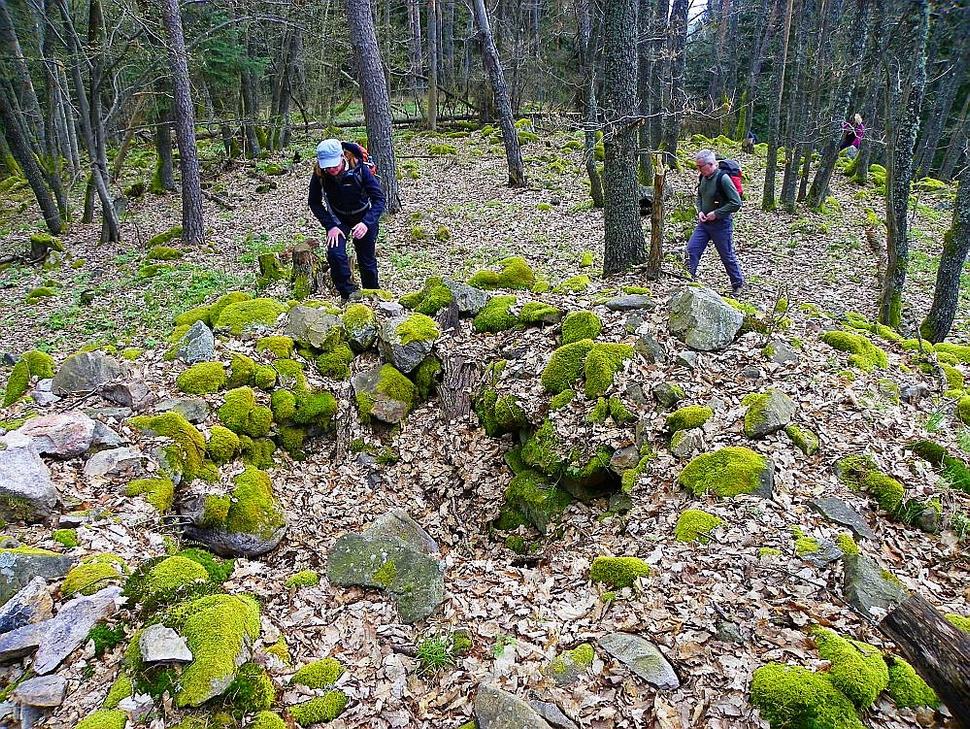 Turistická značka vás zavedie na vrchol Varty k základom kamennej kruhovej veže, viditeľným v teréne.