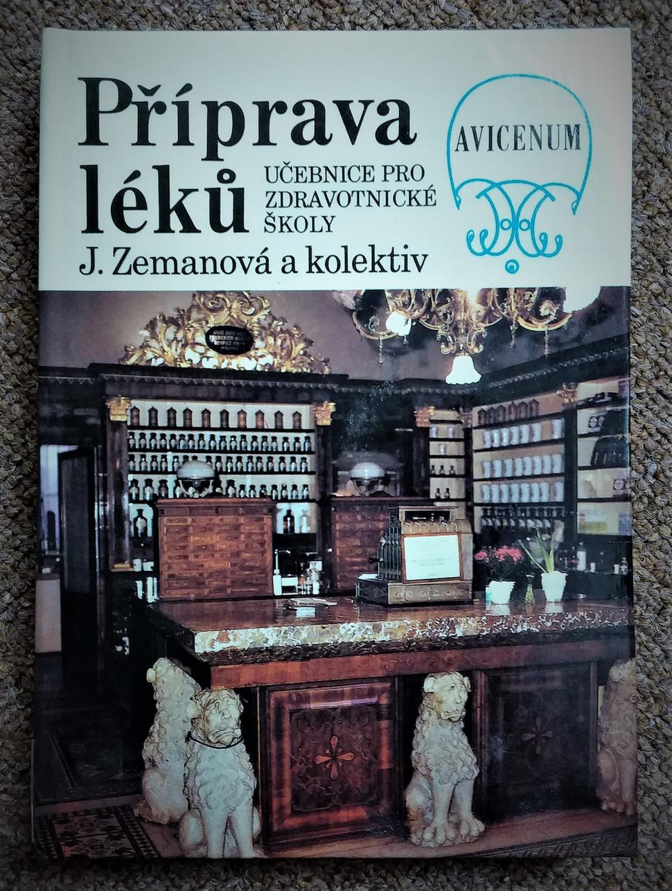učebnica pre české zdravotnícke školy na titulnej strane s interiérom Lekárne Salvator