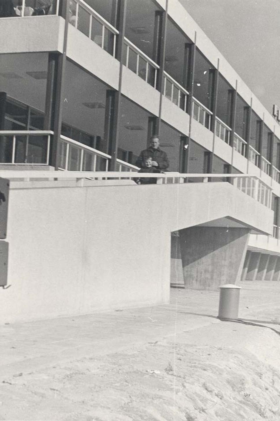 "otvorená" budova, pavilónový charakter, priehľadnosť a vzdušnosť...
