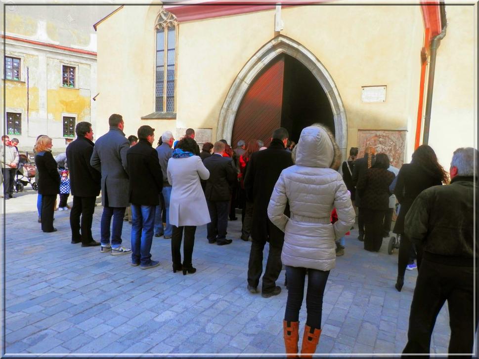 V katolíckom kostole na námestí počas bohoslužieb vyberali do klobúka (alebo takého vahančeka) i pred kostolom