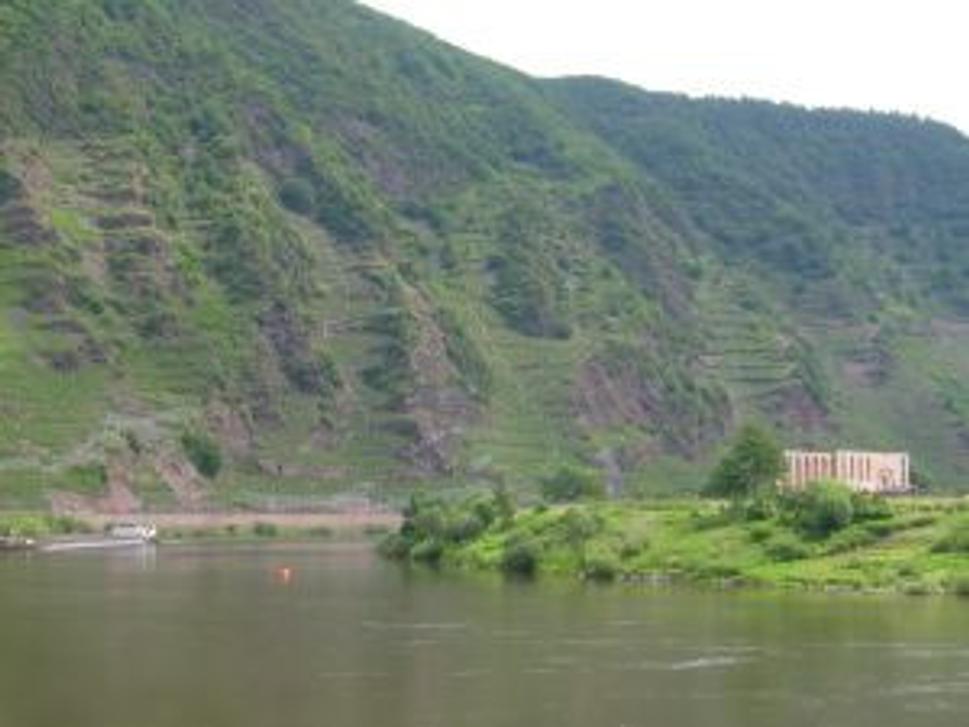 Happy Mosel 2007 - pohľad na Mosel so zrúcaninou kostola pri dedinke Bremm