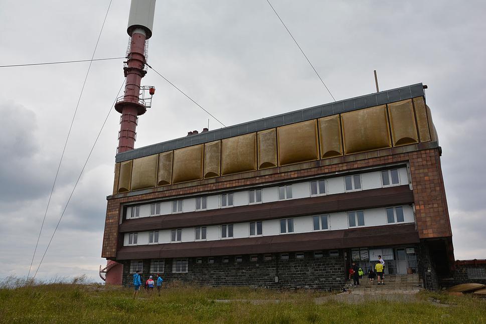 krátka prestávka pod vysielačom