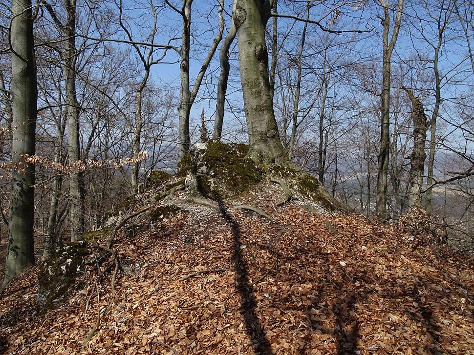 Na vrchole Šupína nie sú viditeľné ostatky vartovky.