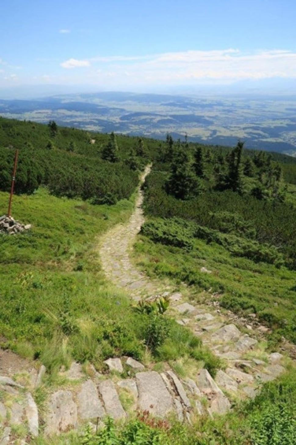 Chodník sa na vrchol kľukatí.
