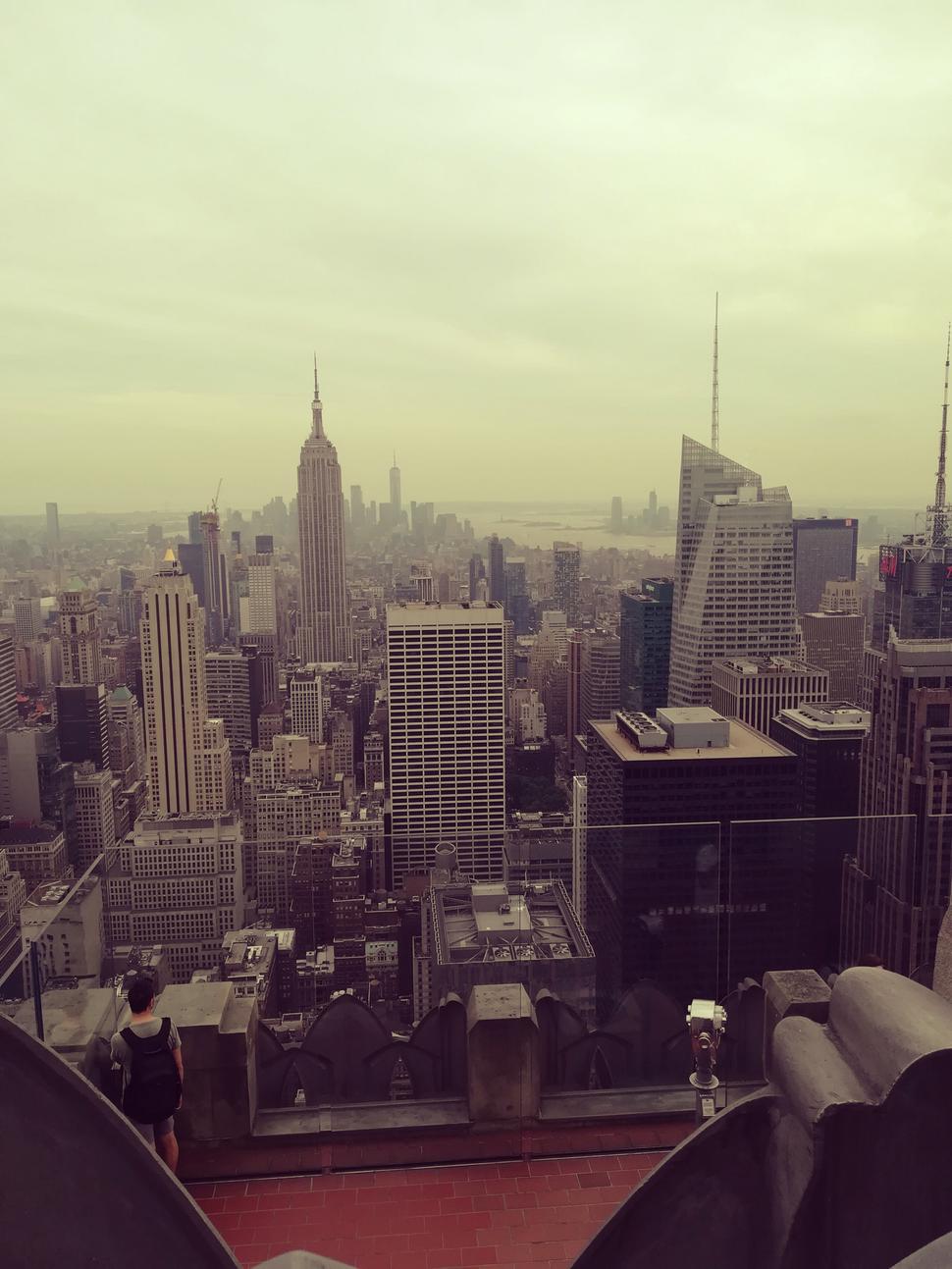 Top of the Rock Observatory Deck - v diaľke Empire State Building