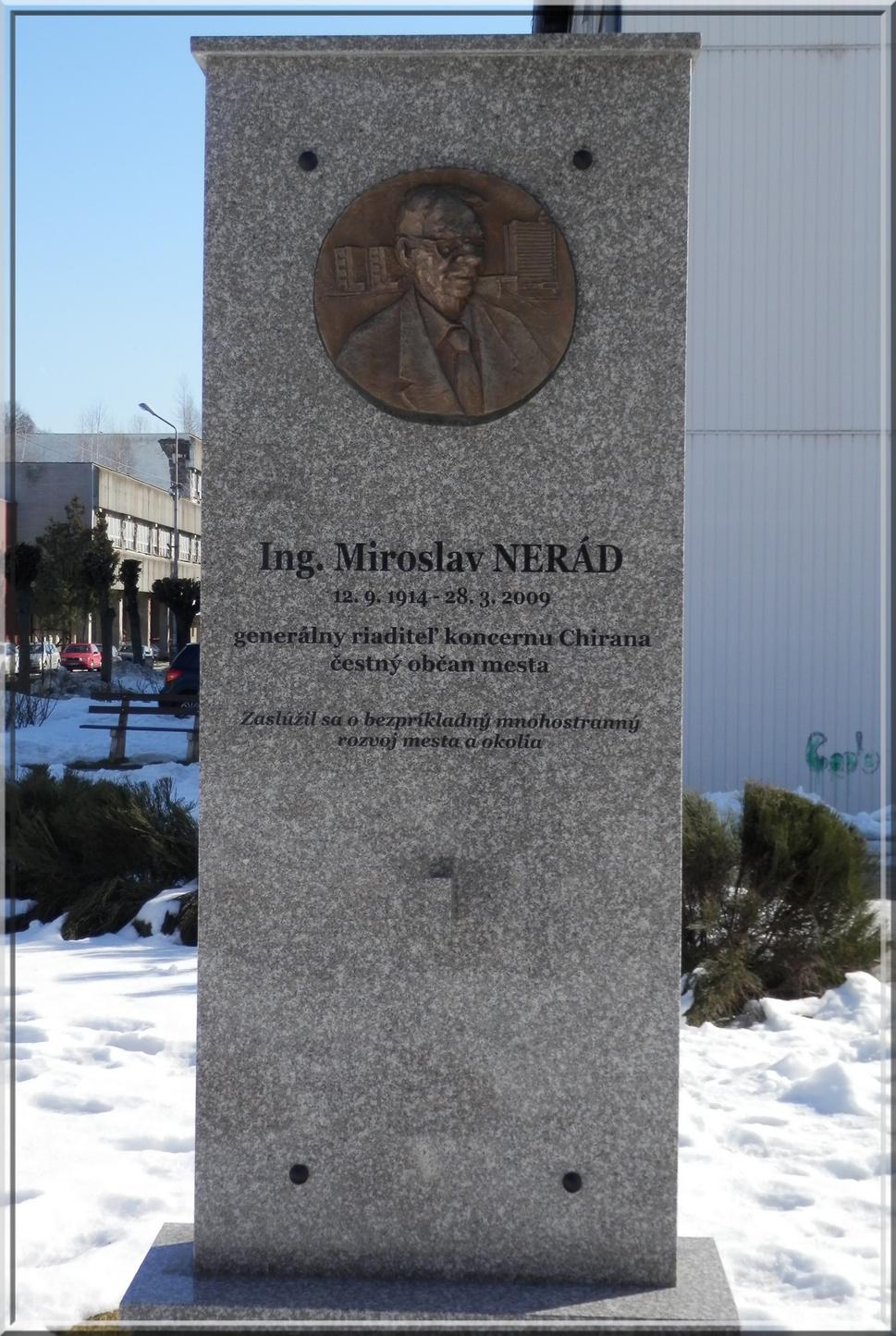 Pamätník čestnému občanovi mesta Ing. Miroslavovi Neradovi (1914-2009), bývalému gen. riaditeľovi koncernu Chirana. S podobným pamätníkom som sa na Slovensku ešte nestretol. Vďační občania Starej Turej nezabúdajú