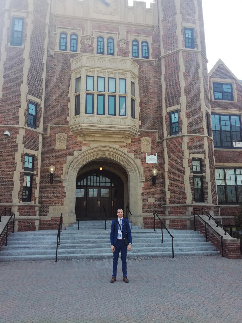 Pred univerzitou Wagner College na Staten Island.