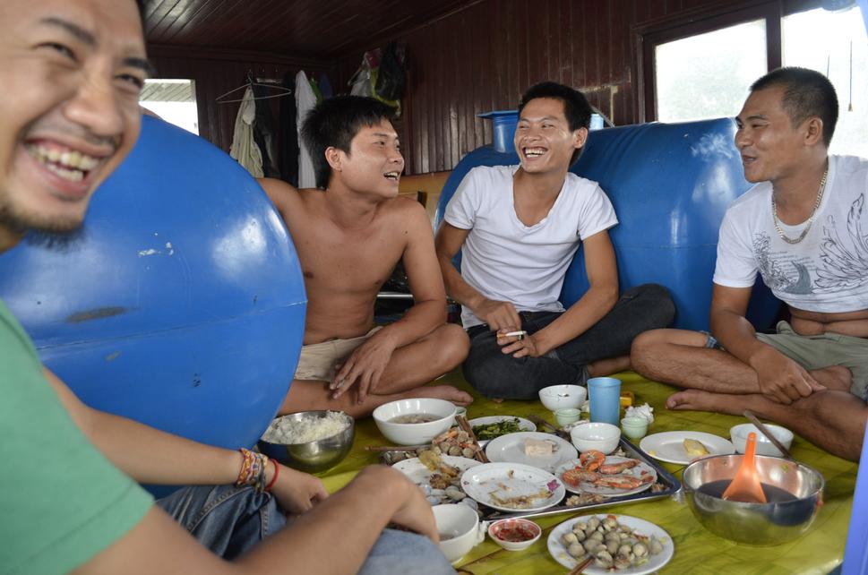 Hody s rybármi na lodi v Ha Long bay