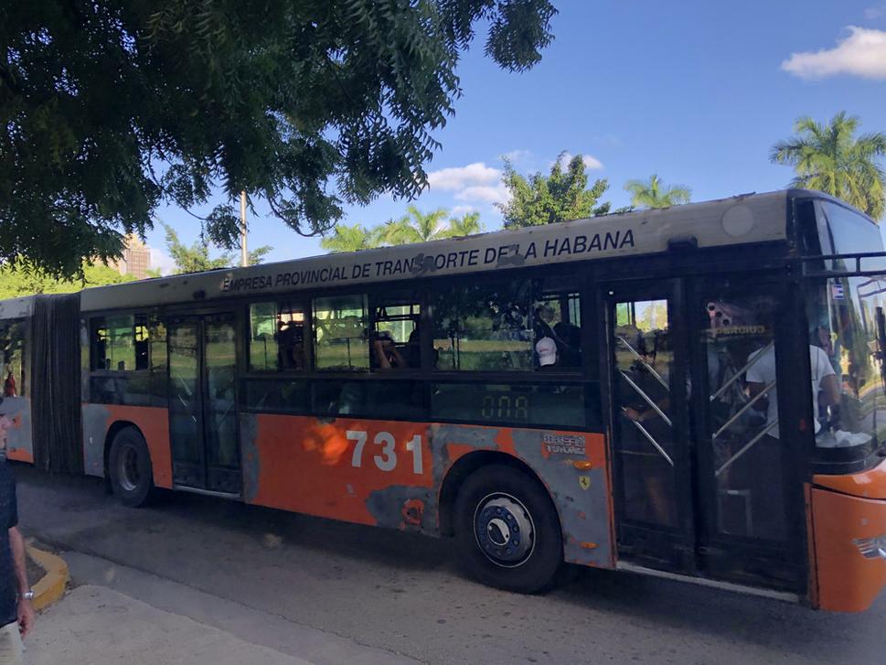 autobus v Havane, často krát nemohol ani zavrieť dvere. Po jeho príchode sa ľudia natlačili aj tam kde sa nedalo a niekedy nebolo možné ani zavrieť dvere