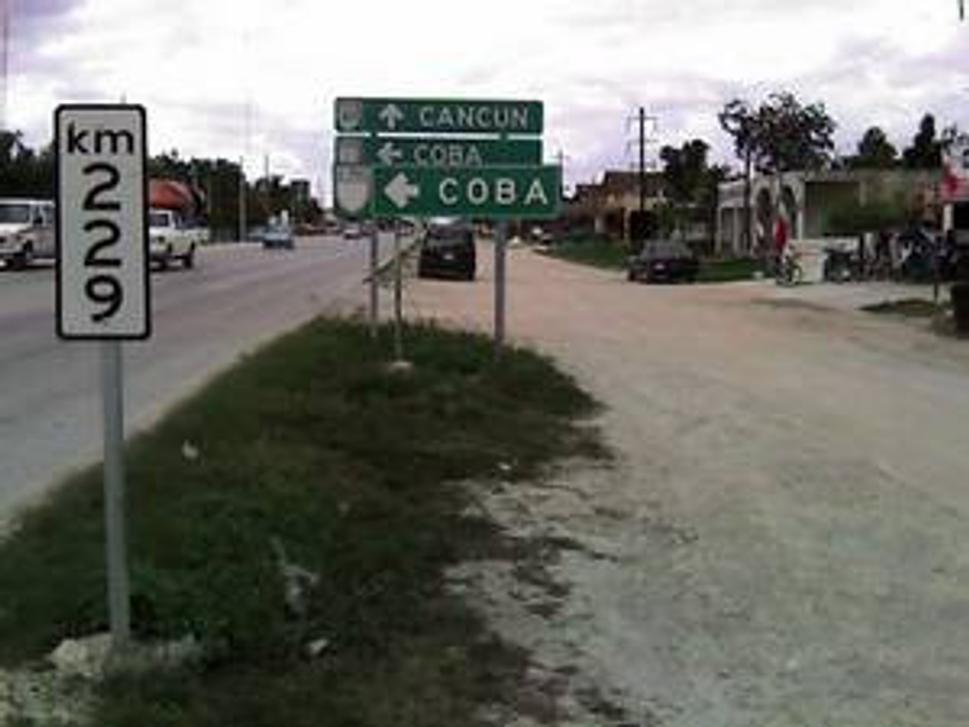 Dopravné značenie na križovatke v Tulume