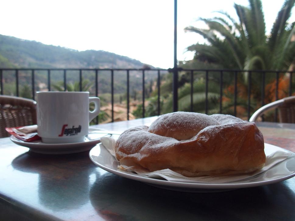 Café con ensaimada