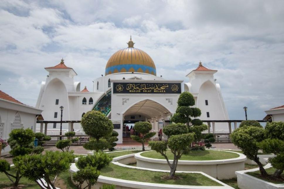 Krásna nová mešita Masjid Selat Melaka na novovybudovanom umelom ostrove s novou štvrťou