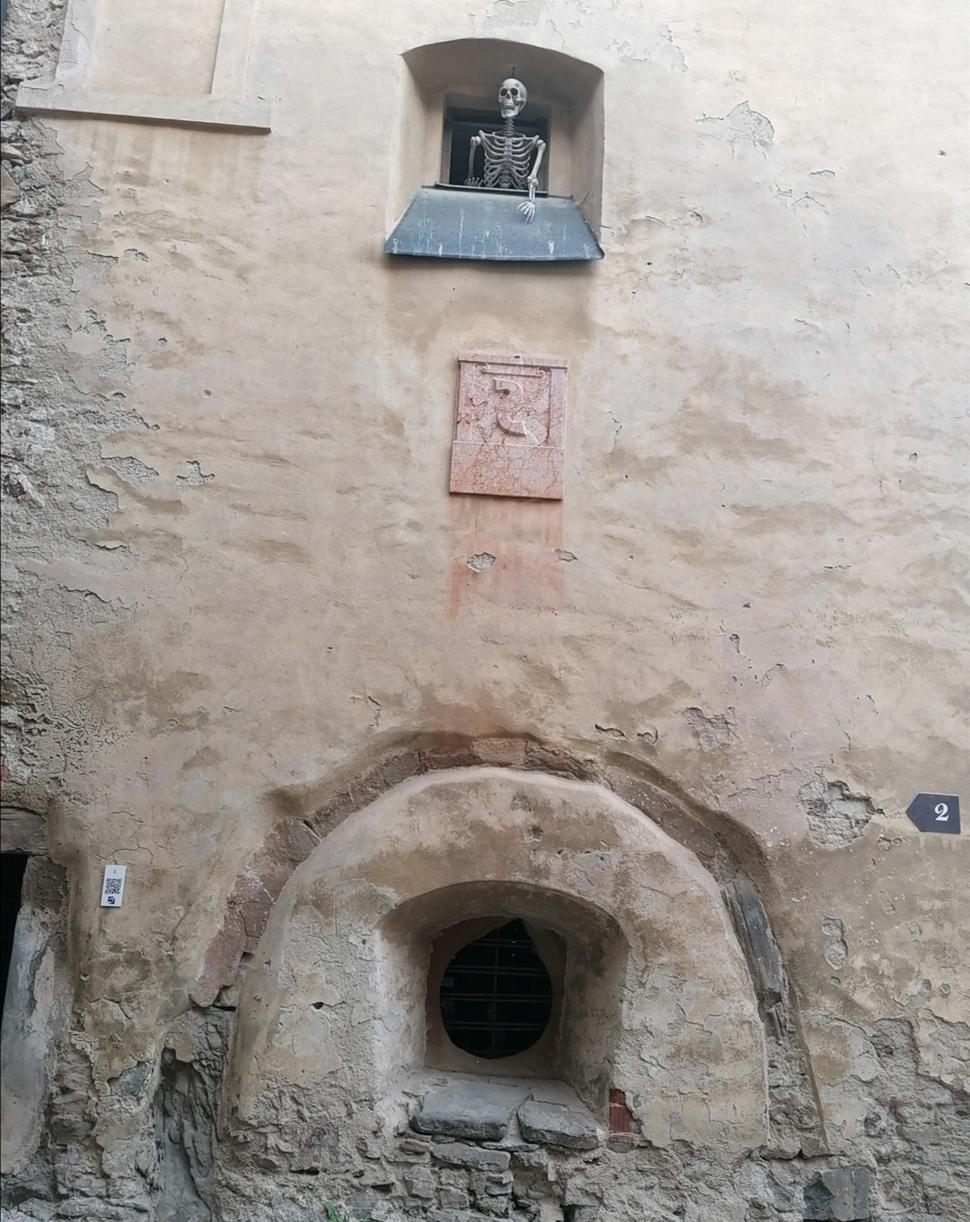 orloj na vstupnom nádvorí?