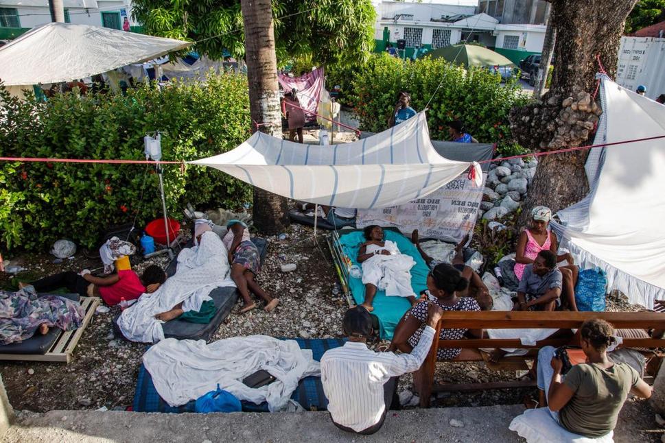 Obyvatelia mesta Les Cayes ťažko postihnutého zemetrasením čakajú na lekárske ošetrenie pred nemocnicou.