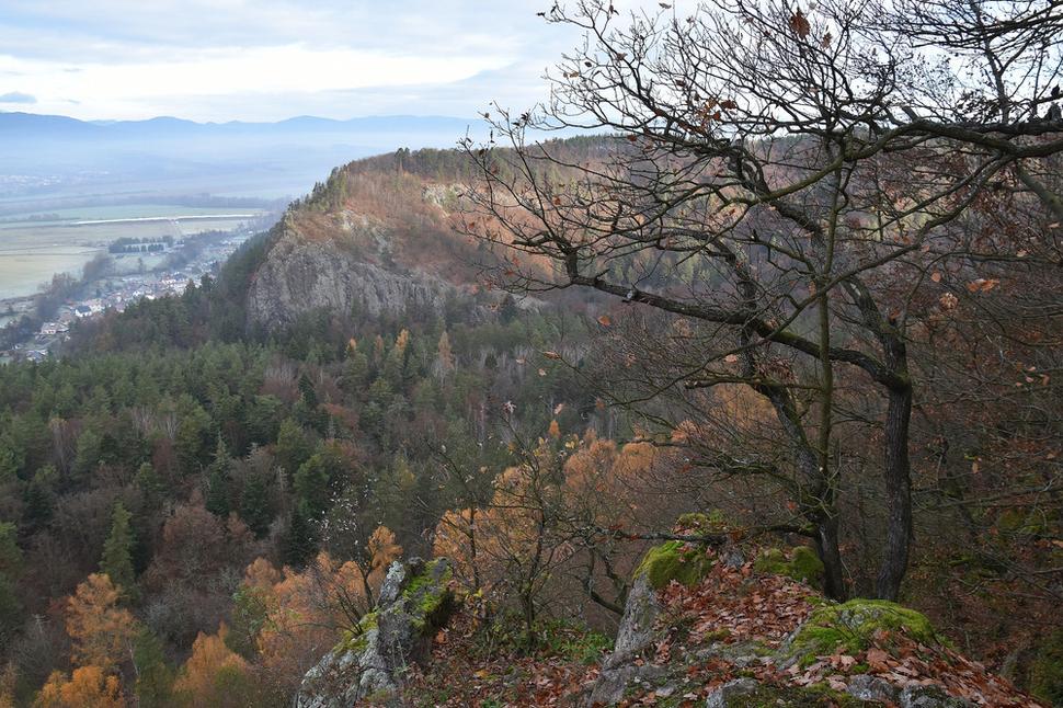 výhľad na Szabóovu skalu z Bralcov