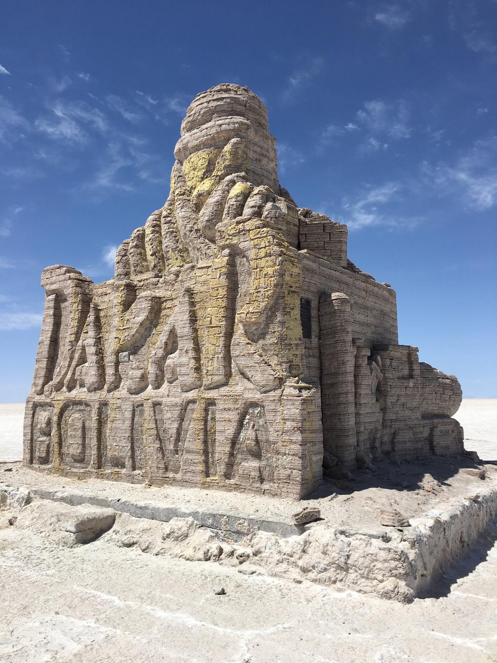 Pri hoteli sa nachádza veľký pamätník Really Dakar, ktorá sa tu už 3 roky koná a miestni sú na ňu veľmi pyšní. Druhý takýto monument sa nachádza aj v meste Uyuni a keďže to z fotky úplne nevidno, musím povedať, že bol vysoký asi tak 10 metrov
