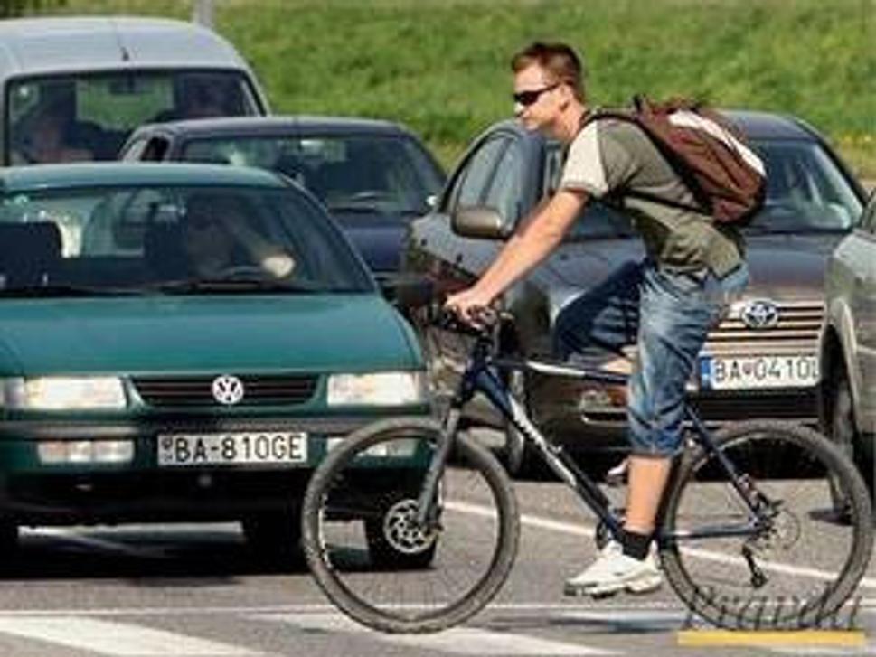 Cyklista nemá svoje miesto ani na ceste ani na chodníku