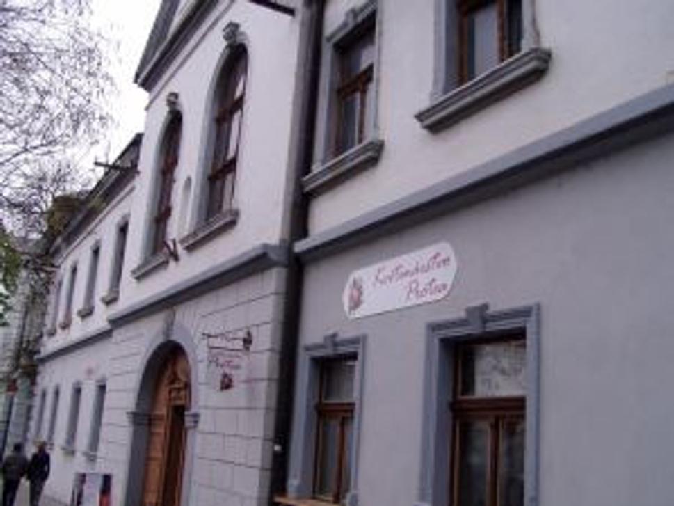 Vybudovanie kvetinárstva vyšlo na 60-tisíc. Na tento špás sa poskladali daňoví poplatníci Zlatých Moraviec. Poslanci o investícii nevedeli, označili ju za zbytočnú, lebo ďalší mestský podnik Záhradnícke služby, majú podobnú činnosť podnikania.