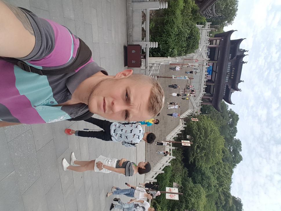 schody do yellow crane tower