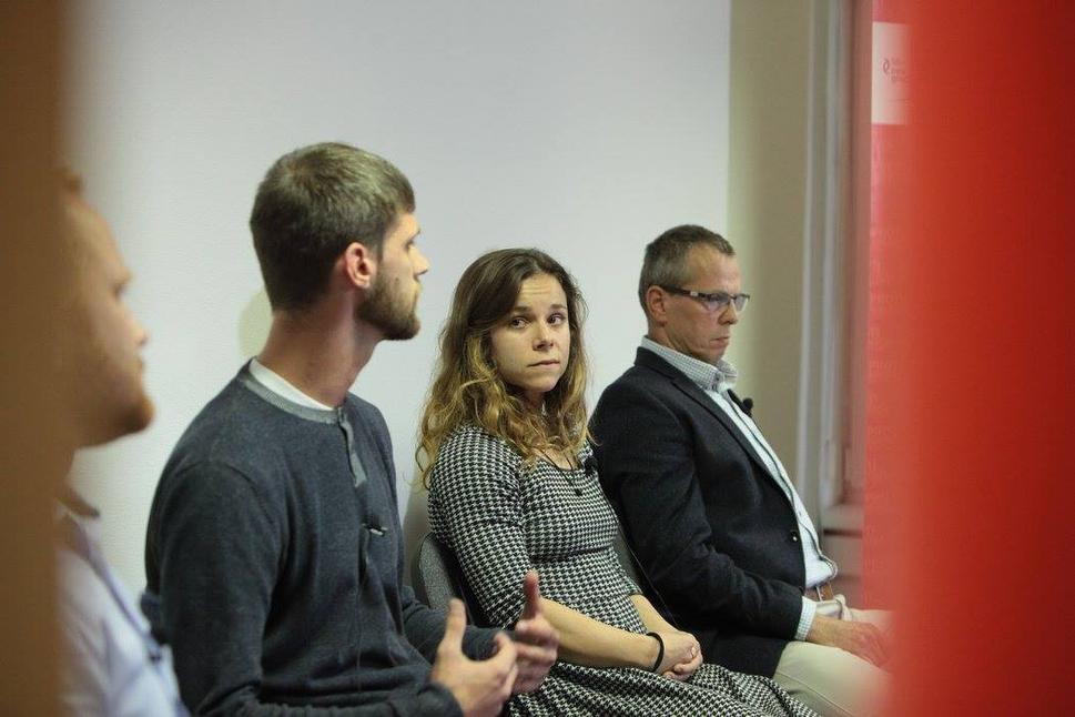 Zástupcovia plaveckých kluvov na verejnej diskusii v OZ Proti korupcii. Z ľava: Tomáš Vandlík (Delfín), Lenka Adamíková (Platesa), Peter Fiabane (Nereus)