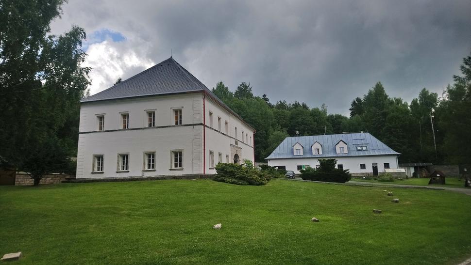 Zámok Skály (Bischofstein) pri Jiráskových skalách