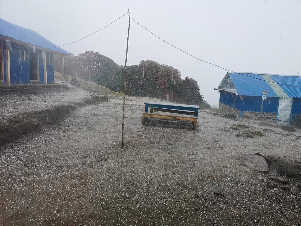 Cestou do Low kempu riadne spŕchlo a padali aj krúpy, ktorým sme sa však vyhli.