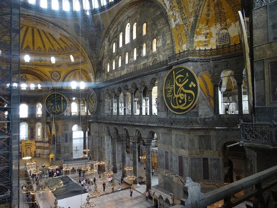 Obrovské drevené štíty v interiéri, na ktorých sú kaligraficky napísané najsvätejšie mená islamu.