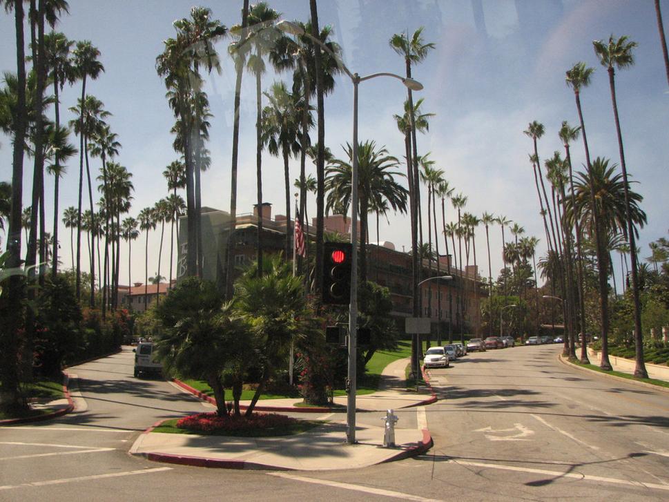 Beverly Hills a legendárny The Beverly Hills hotel v pozadí.