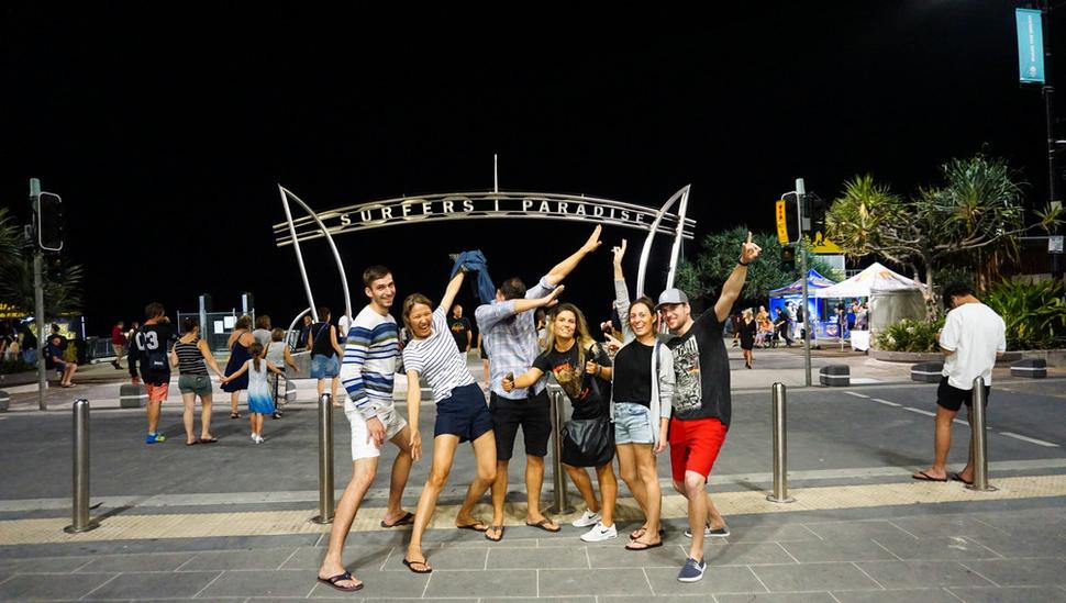 Pózovanie v známej časti Surfers Paradise v Gold Coast.