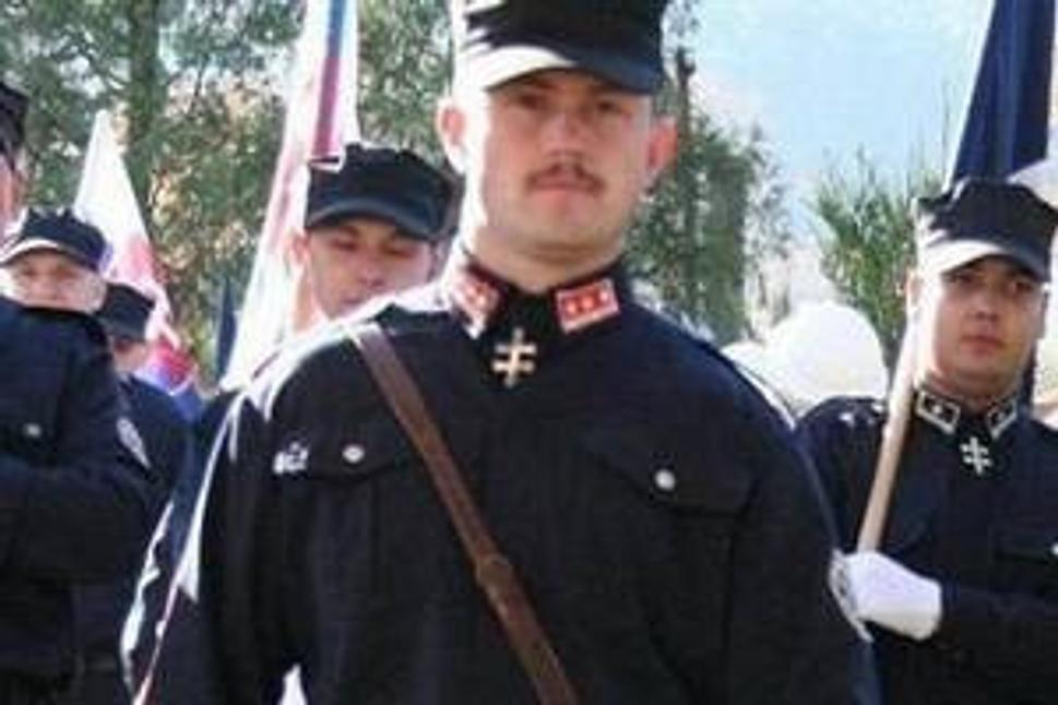 Chlapci sa hrajú na chlapov, lebo nemajú iné starosti. Dole Maďari, hore Slováci. Akoby ich jedna mater mala.