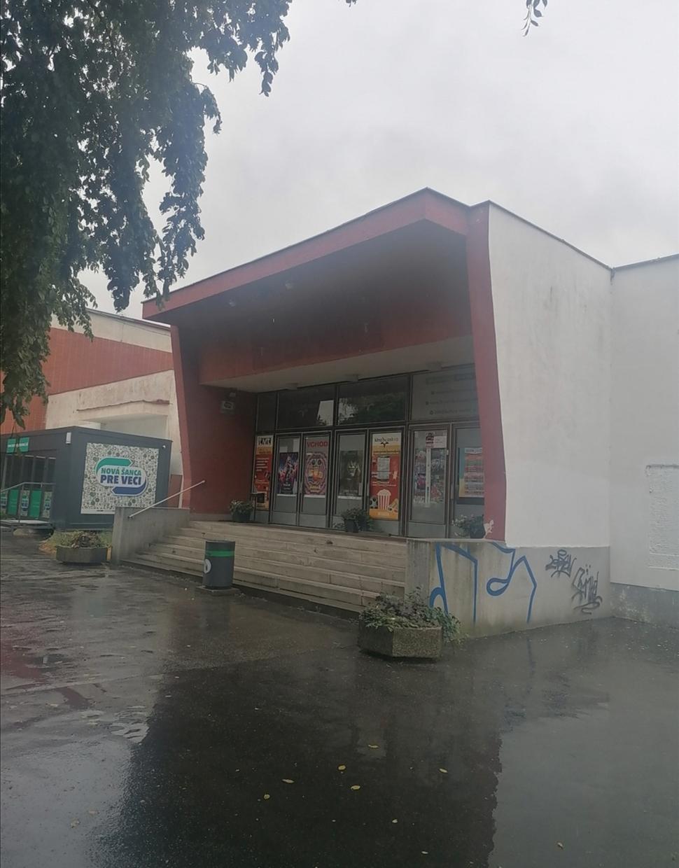 Prechádzame okolo kina Moskva. Ako jedno z mála prežilo multiplexy