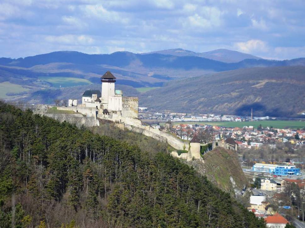 výhľad na hrad a mesto