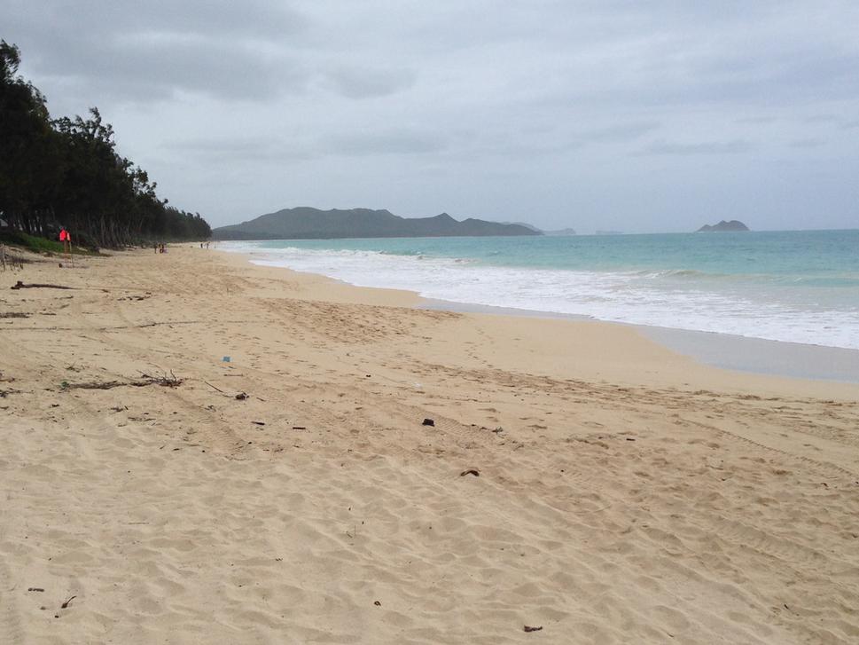 Waimanalo beach za škaredého počasia. Autor: Ľubor Šešera, licencia: CC BY-SA 4.0.