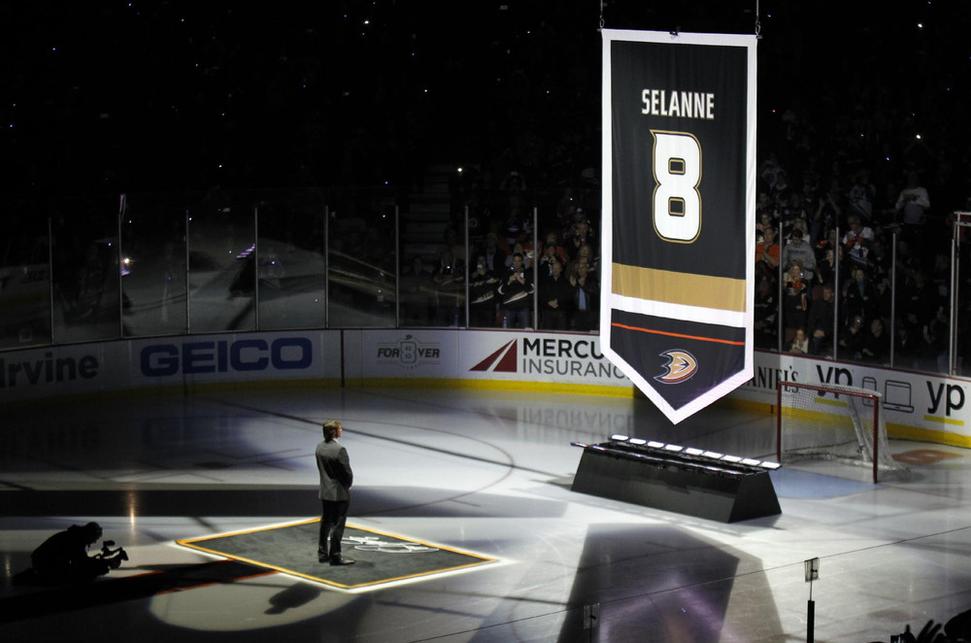 12.januára 2015 vystúpal pod strop Honda Arény dres Anaheimu Ducks s číslom 8 a s menovkou Selänne. Fínsky útočník stál vtedy na ľade po boku svojich nabližších a sledoval tento nádherný moment, ktorý ho zaradil v tíme Ducks medzi "nesmrteľných".