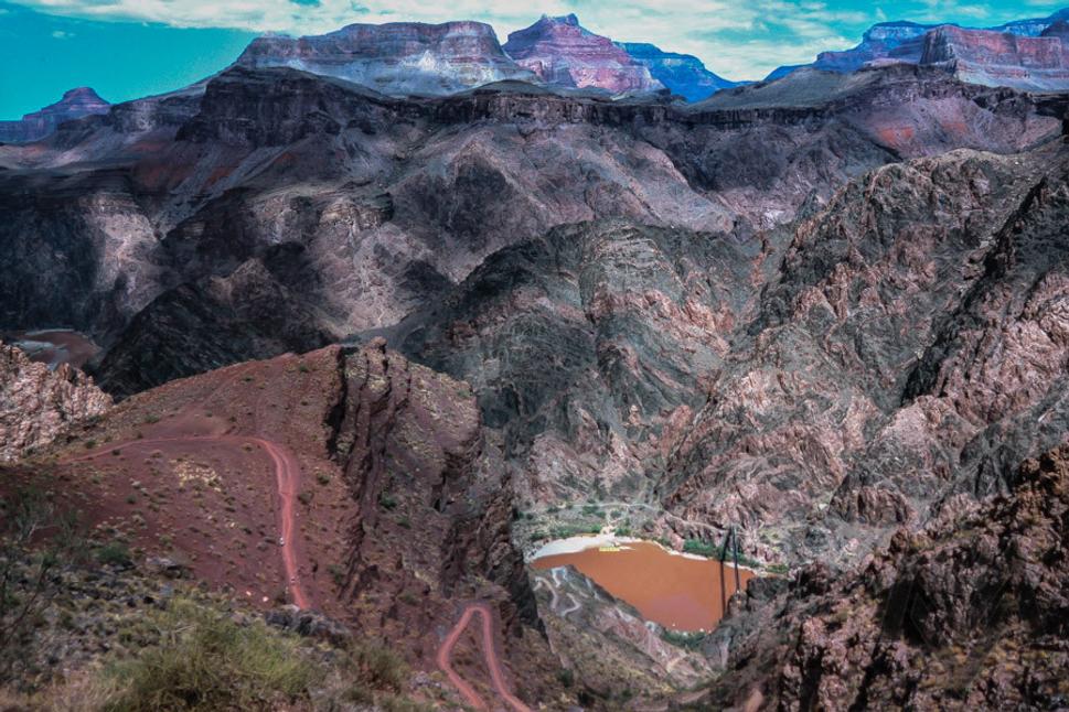 Grand Canyon a Colorado River, pohlad z asi poslednej stvrtiny na ceste dole.