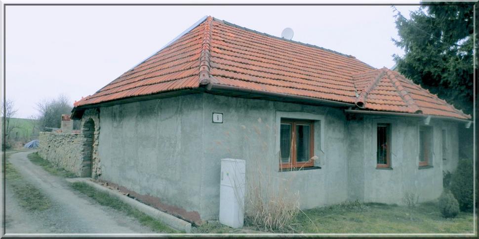 Nedokončená zemianska kúria s masívnym "protitureckým" murovaným plotom