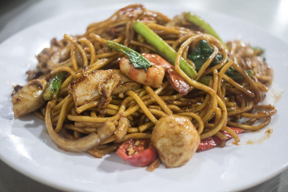 Mee Goreng Seafood - osmažené špagetové rezance s morskými plodmi a zeleninou (existuje aj kuracia varianta)
