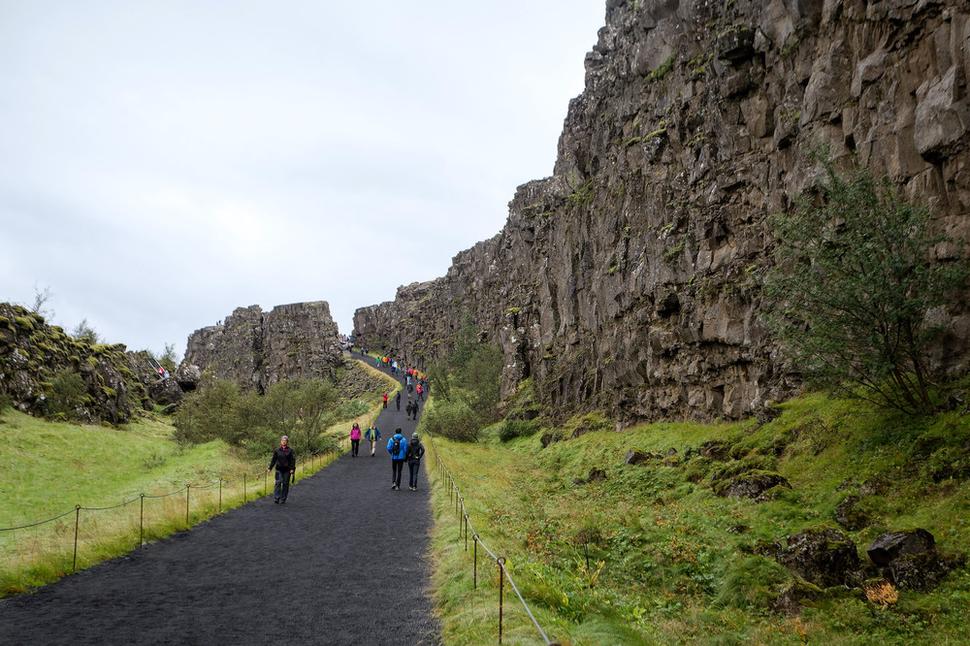 Jedno z najznámejších miest je turistická atrakcia Þingvellir. Vyskytuje sa tu niekoľko paralelných trhlín. Niektoré sú zaplavené vodou. Táto je prístupná pre peších turistov a dosahuje dĺžku cca 3km.
