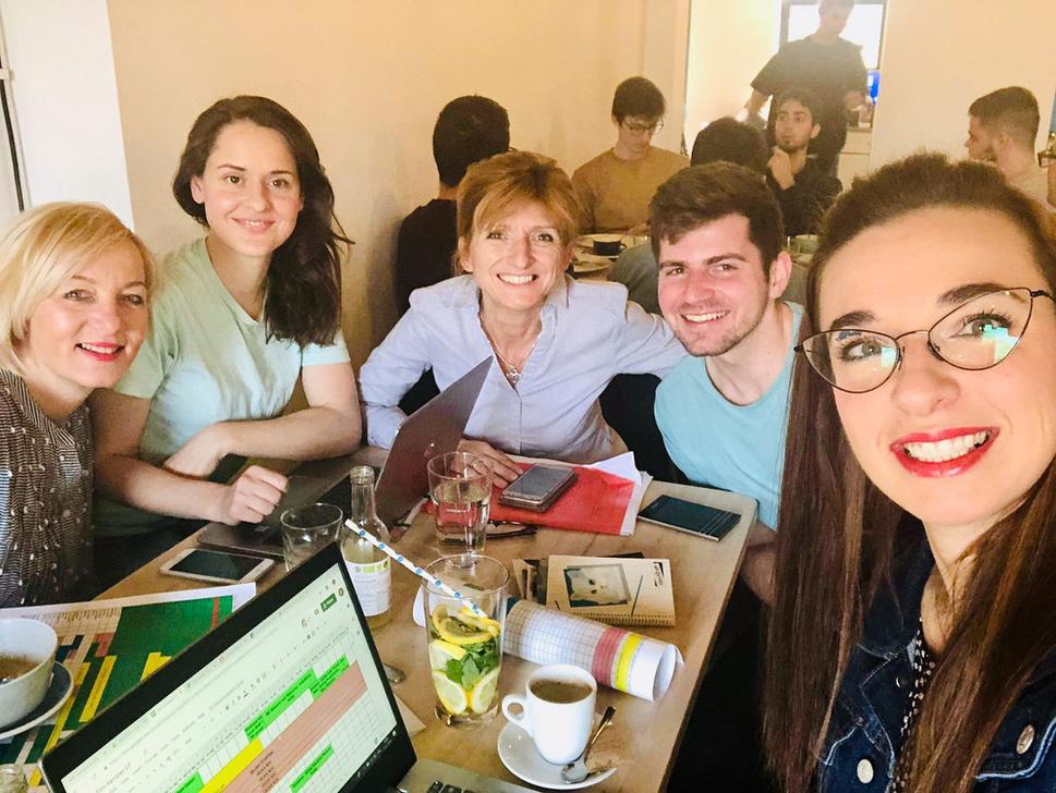 Bojová porada. Zľava: Jarka Lukačovičová, Silvia Hudáčková, Viera Dubačová, ja a Simona Petrík