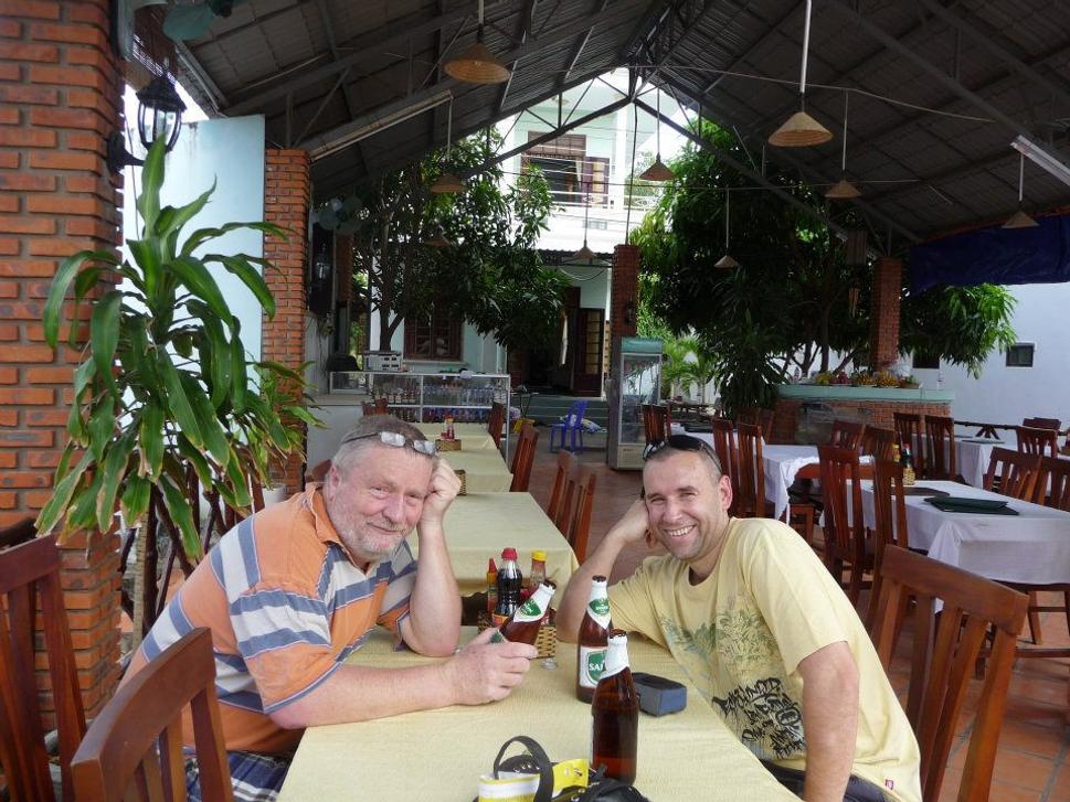 S Marošom testujeme Saigon , miestne pivo v červenom a zelenom vydaní
