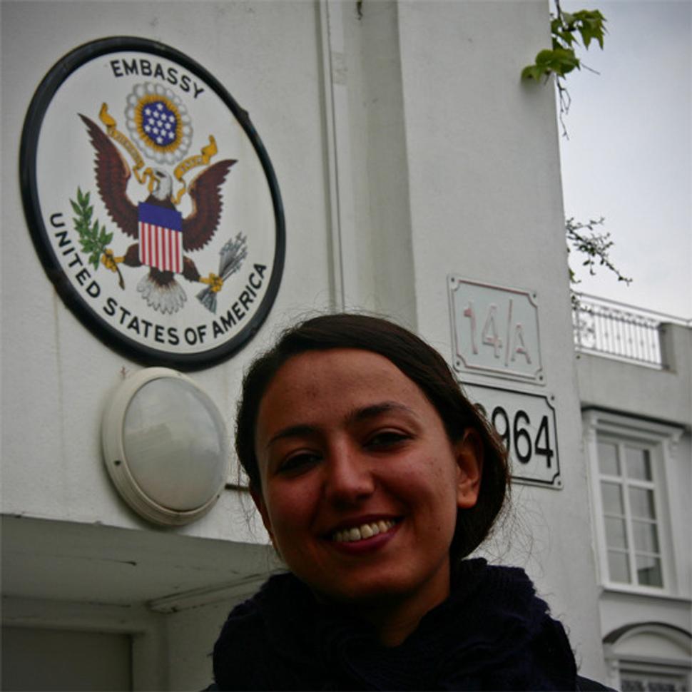Niloofar pri budove amerického ambasádora v Bratislave